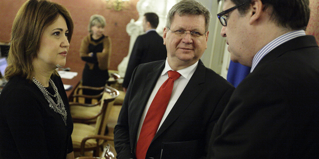 Zagreb, 050314.Sjednica Vlade Republike Hrvatske na cijem dnevnom redu su izmedju ostalog izmjene i dopune Drzavnog proracuna za 2014., izmjene Zakona o doprinosima, prijedlog visine osnovice za obracun place drzavnih duznosnika te osnovice za obracun place sudaca i drugih pravosudnih duznosnika, te uredba o visini trosarine na cigarete i duhan.Na fotografiji: Milanka Opacic, Mirando Mrsic, Zeljko Jovanovic.Foto: Dragan Matic / CROPIX