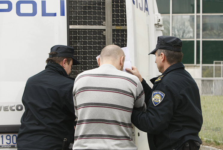 Zagreb, 270314.Savska 41.Zagrebacka policija danas je privela muskarca osumnjicenog za ubojstvo Silvane Nekic na Vrbiku.Optuzeni muskarac jutro je proveo na ispitivanju u Zupanijskom drzavnom odvjetnistvu.Na fotografiji: privodjenje osumnjicenog za ubojstvo nakon ispitivanja.Foto: Ronald Gorsic / CROPIX