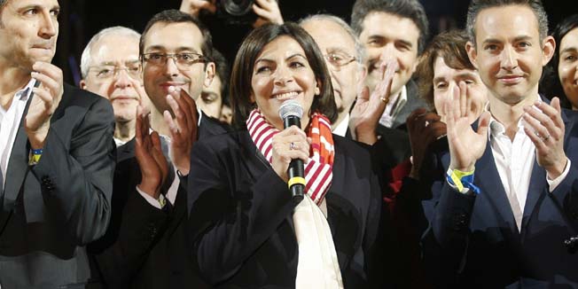Paris' newly-elected mayor Anne Hidalgo (C) and Green party's EELV candidate Christophe Najdovski celebrate with staff members and supporters in front of the City hall of Paris, after Hidalgo won the second round of the French municipal elections on March 30, 2014. Anne Hidalgo, a Spanish-born Socialist, will be the first female mayor of Paris after an unexpectedly comfortable win in municipal elections in the French capital on Sunday. AFP PHOTO / MATTHIEU ALEXANDRE