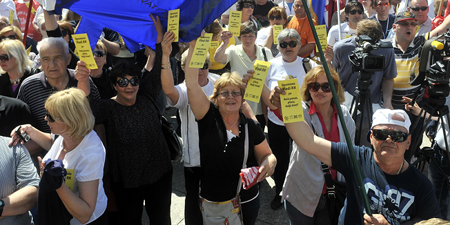 Zagreb, 010512.Prosvjed cetiriju sindikalnih sredisnjica na Trgu Bana Josipa Jelacica povodom 1. svibnja, Praznika rada, na kojem su celnici sindikalnih sredisnjica Matijasevic, Sever, Novosel i Jakus predali zute kartone Vladi i Saboru, te izrazili zelju da za slijedeci 1. svibnja 2013. ne podijele crvene kartone.Foto: Bruno Konjevic / CROPIX
