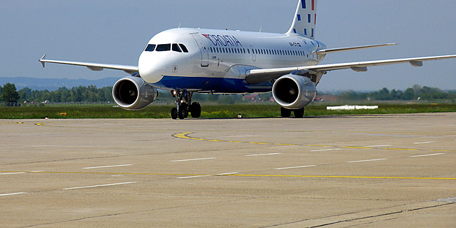 zagreb, 180505airbus 320, avion croatia airlines, aerodrom plesofoto josip bistrovic-desk--zag-