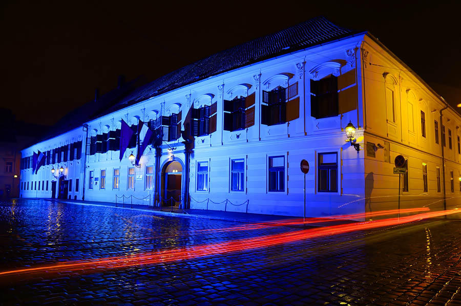 Zagreb, 020413.Markov trg.Zgrada Vlade RH veceras je svjetlima reflektorima obojana u plavu boju autizma. Time se zeli naglasiti aktivno ukljucivanje Vlade u rjesavanje statusa osoba s autizmom.Foto: Marko Todorov / CROPIX