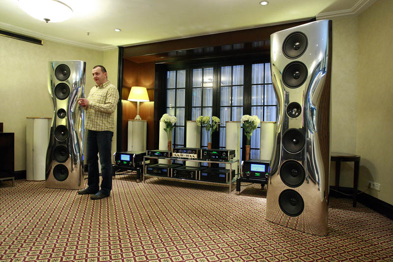 Zagreb, 060413.Hotel Esplanade.Zastupnik hi fi opreme Audio Cinema Art odrzao prezentaciju high end sistem od vrtoglavih 2 000 000 kuna. Sistem se sastoji od KEF Muon zvucnika i  legendarnog americkog high-end proizvodjaca elektronike McIntosh.KEF Muon  primjer je jednih od najneobicnije dizajniranih zvucnika u povijesti audio industrije. Zvucnik je visine 2 metra i 115 kg tezine. Britanski proizvodjac zvucnika je za ovaj projekt angazirao jednog od najpoznatijih produkt dizajnera danasnjice, Ross Lovegrovea. Rezultat je state-of-the-art zvucnik u limitiranoj seriji. Svega 100 pari je napravljeno od kojih je veci dio odavno prodan bez obzira na vrtoglavu cijenu od gotovo 160 000 eura.Foto: Davor Pongracic / CROPIX