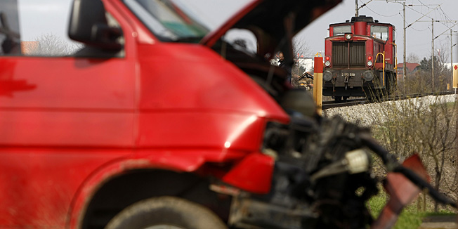Zagreb, 080413.Ulica Kate Mlinaric.Nalet lokomotive na kombi pri cemu je ozlijedjena jedna osoba. Ocevid u tijeku.Foto: Ronald Gorsic / CROPIX