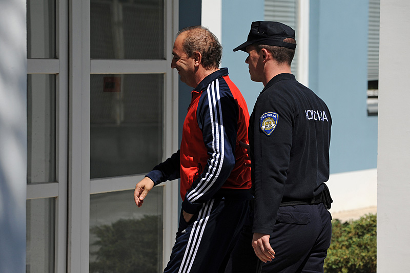 Zadar, 130413Zadarski pjevac Mladen Grdovic(54) koji je sinoc skrivio prometnu nesrecu na cesti u zadarskom predjelu Arbanasi, danas je u 13h priveden na prekrsajni sud u Zadru nakon noci provedene u policiji. Sa pjevacem je u automobilu bila i njegova supruga Brankica(45). Par je navodno zatrazio lijecnicku pomoc u zadarskoj Opcoj bolnici, ali nepoznato je o kakvim se ozlijedama radi.Na fotografiji: Mladen Grdovic pred prekrsajnim sudom.Foto: Luka Gerlanc / CROPIX