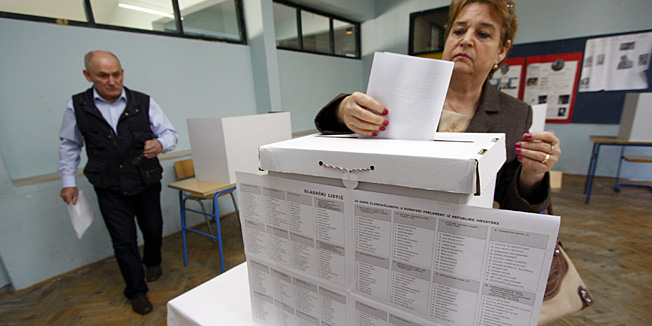Makraska, 140413.Danas po prvi puta gradjani Republike Hrvatske glasaju za svoje zastupnike u Europskom parlamentu.Na fotografiji: gradjani na glasanju.Foto: Ivo Ravlic / CROPIX