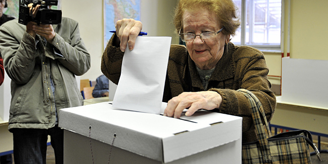 Zagreb, 140413.Danas po prvi puta gradjani Republike Hrvatske glasaju za svoje zastupnike u Europskom parlamentu.Na fotografiji:gradjani glasaju.Foto: Bruno Konjevic / CROPIX