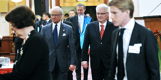 Zagreb, 170413. Gospodarski forum pod nazivom 'Hrvatska kao novo trziste Europske unije  kako Svedska moze biti gospodarski partner?' u hotelu Westin. Na forumu su bili prisutni i svedski kralj Carl XVI. Gustaf te predsjednik RH Ivo Josipovic.Na slici: Ivo Josipovic i svedski kralj Carl XVI. Gustaf dolaze na forum.Foto: Boris Kovacev / CROPIX
