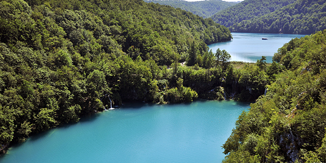 Plitvicka jezera, 040812.Plitvicka jezera su najveci, najstariji, najposjeceniji i najpoznatiji hrvatski nacionalni park. Proglasena su nacionalnim parkom 1949. godine, prostiru se na 29 i nesto tisuca hektara u dvije zupanije, pod zastitom su UNESCO-a, a sastavljena su od guste sume u kojoj prevladava bukva i 16 manjih i vecih jezera.Foto: Boris Kovacev / CROPIX