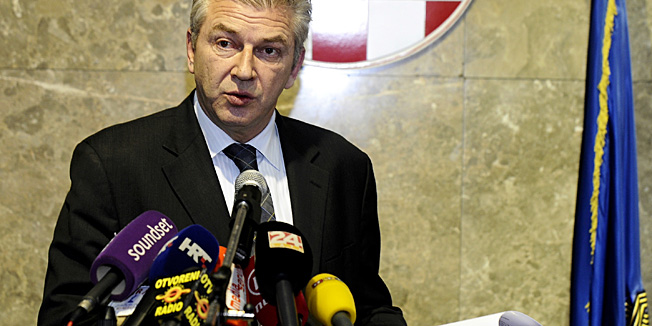 Zagreb, 211212.Press konferencija ministra unutrasnjih poslova Ranka Ostojica na kojoj je prezentirao nalaze unutarnje kontrole MUP-a. Kontrola je provjeravala navode Novog lista o pracenju drzavnog odvjetnika i osmero novinara.Foto: Srdjan Vrancic / CROPIX 