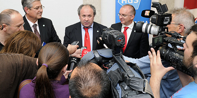 Split, 270413.U domu kulture Zvonimir u Solinu, stranka HGS predstavila je svoje kandidate za Zupaniju, grad Solin i grad Split.Na slici: kandidati Jure Sundov, Zeljko Kerum i Tomislav Bocina odgovarali na novinarska pitanja.Foto: Jadran Babic / CROPIX