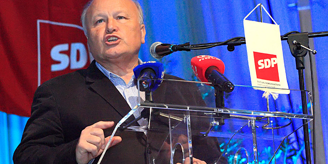 Rijeka, 280413Danas je u Domu kulture na Cavlima odrzana SPD-ova izvjestajno-tematska konvencija sa nazivom Zupanija za europsku Hrvatsku. Na konvenciji su govorili najistaknutiji clanovi SDP, osim premijera Zorana Milanovica koji nije bio u mogucnosti prisustvovati.Na fotografiji: Slavko Linic.Foto: Davor Zunic / CROPIX