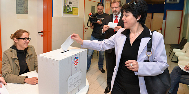 Dubrovnik, 270413.Dubrovcani danas imaju priliku izaci na Referendum i iskazati svoje misljenje o izgradnji Golf igralista i pratecih apartmana i hotela.Na fotografiji: Dubrovcani glasaju na referendumu.Foto: Tonci Plazibat / CROPIX
