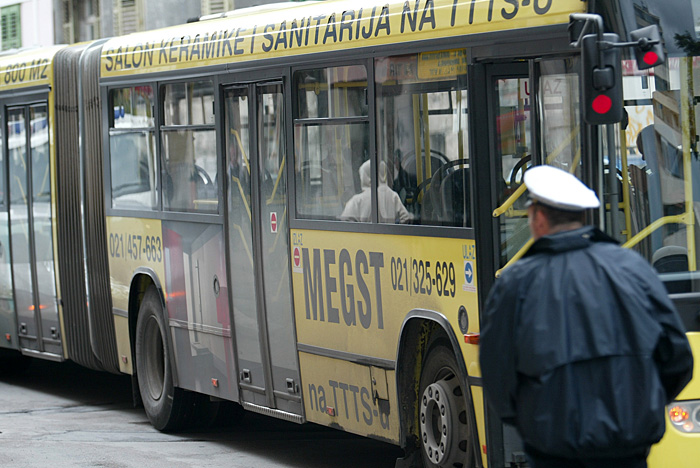 Split, 210508.Prometna nesreca u Zvonimirovoj ulici u Splitu  u kojoj je  Prometov gradski autobus br. 5 koji vozi na relaciji Mejasi - trznica - Mejasi oborio  pjesaka (ime za sada nepoznato). Policija vrsi uvidjaj.Foto: Ante Cizmic / CROPIX