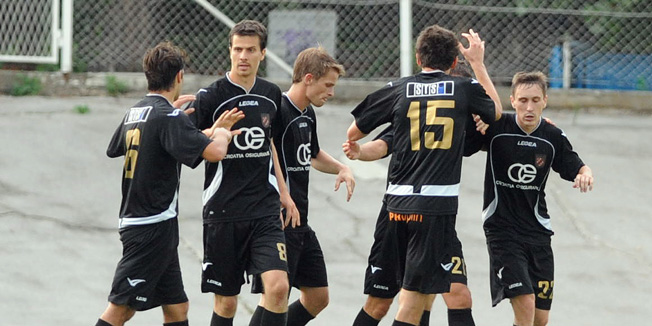 Zagreb, 270810.Stadion u Kranjcevicevoj, 1.HNL, seniori, 6.kolo, susret ekipa NK Hrvatski Dragovoljac i NK Osijek.Na slici: slavlje Hrvatskog Dragovoljca.Foto: Damir Krajac / CROPIX