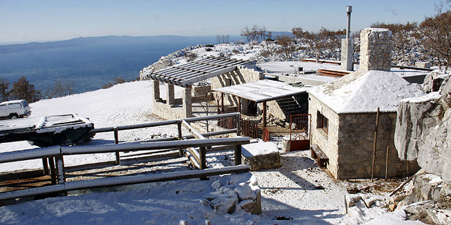 Makarska, 131210.Novi snijeg kojeg je nekoliko centimetara napadalo preko noci na planini Biokovo  dok u priobalju jaka bura puse s udarima od 120 km/h.Na slici snijeg na Biokovu.Foto: Ivo Ravlic / CROPIX