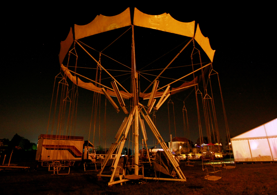 Zapresic, Luka, 210811.Trg Svetog Roka bb.Tijekom voznje na vrtuljku dvoje djece je lakse stradalo a jedno teze kada su udarili u kamion koji je bio parkiran u neposrednoj blizini.Foto: Ronald Gorsic / CROPIX