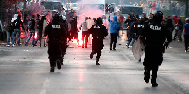 Sarajevo, 061011. Navijacki neredi oko i na stadionu Grbavica sat vremena prije prijateljske utakmice izmedju Zeljeznicara i Hajduka. Navijaci Hajduka (navodno iz BIH) usli su na juznu tribinu unistavajuci koreografiju domacih navijaca. Nakon masovne tucnjave neki od navijaca su u kriticnom stanju. Na slici: policija je nakon nekog vremena uspjela zaustaviti sukobljene navijace.Foto: Fedja Krvavac / CROPIX