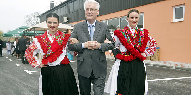 Koprivnica, 220413. Predsjednik Republike Hrvatske Ivo Josipovic posjetio je Koprivnici povodom obiljezavanja 20. godisnjice grada odnosno 20 godina funkcioniranja Grada Koprivnice kao jedinice lokalne samouprave. Na pocetku se sastao sa zupanom koprivnicko-krizevacke zupanije Darkom Korenom nakon cega je nazocio svecanoj sjednici u kinu Velebit. Otvorio je novu zgradu buduceg javnog isporucitelja vodnih usluga u komunalnom poduzecu Komunalac, te obisao tvrtku obuce Arche. Na kraju je obisao i zgradu koprivnicke gimnazije.Foto: Ivan Brkic / GLAS PODRAVINE / CROPIX