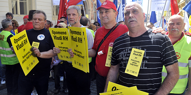 Zagreb, 010512.Prosvjed cetiriju sindikalnih sredisnjica na Trgu Bana Josipa Jelacica povodom 1. svibnja, Praznika rada, na kojem su celnici sindikalnih sredisnjica Matijasevic, Sever, Novosel i Jakus predali zute kartone Vladi i Saboru, te izrazili zelju da za slijedeci 1. svibnja 2013. ne podijele crvene kartone.Foto: Bruno Konjevic / CROPIX