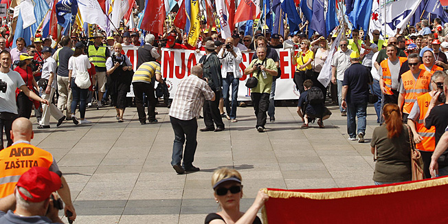 Zagreb,010513.Na Trgu bana Jelacica odrzan sindikalni prosvjed u povodu Praznika rada. Umjesto uobicajenih proslava 1. svibnja, Medjunarodnog praznika rada, sindikati su danas na trgovima najvecih hrvatskih gradova organizirali prosvjede protiv neodrzivog gospodarskog i socijalnog stanja u zemlji pod motom Mijenjajte smjer. Foto: Tomislav Kristo / CROPIX