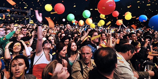- 2010. U FOTOGRAFIJAMA CROPIX-A - Zagreb, 230610.Na Jarunu se od 21.-23.06. odrzava glazbeni spektakl T-Mobile INmusic festival na kojem ce nastupiti mnogobrojni izvodjaci kako iz zemlje tako i svijeta.Danas se odrzava zadnji dan festivala.Na fotografiji: The Flaming lips, publika.Foto: Boris Kovacev / CROPIX