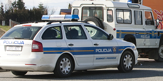 Osijek, Josipovac, 100413.Na cesti Osijek-Donji Miholjac kod mjesta Josipovac prevrnuo se kamion koji je vozio stari papir za tvornicu Belisce.Policijski ocevid je jos u tijeku a kamion se u zavoju najverovatnije prevrnuo zbog prevelike brzine,ozlijedjenih u nesreci nije bilo a promet tece otezano.Foto: Vlado Kos / Cropix