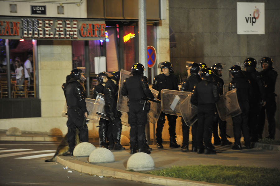 Split, 040513.Gradski derbi izmedju RNK Split i HNK Hajduk prosao je u znaku bojkota Hajdukovih navijaca Torcide koji su ostali izvan stadiona na Parku mladezi.Na kraju utakmice, navijaci su prazbijali stakla u zgradi Hrvatske mornarice, iscupali stabla i ostetili nekoliko automobila.Na fotografiji: policijske snage.Foto: Nikola Vilic / CROPIX