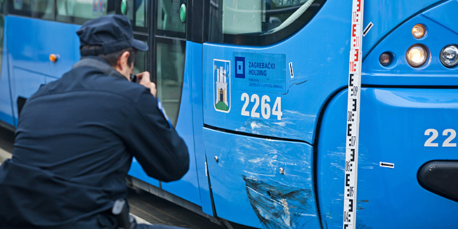 Zagreb, 251112.Jutros oko 8,20 na krizanju Branimirove ulice i avenije Marina Drzica doslo je do sudara tramvaja broj 2 i taxi Cammea pri cemu je tramvaj ispao iz tracnica.Uz pomoc ZET-a i policije promet je brzo normaliziran.Foto: Neja Markicevic / CROPIX