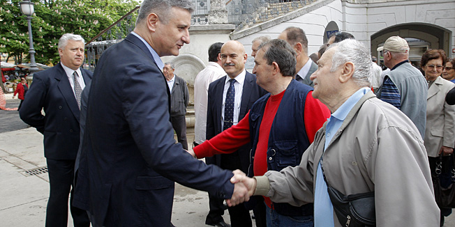 Pula, 060513.Izaslanstvo Hrvatske demokratske zajednice predvodjeno predsjednikom HDZ-a Tomislavom Karamarkom danas je u posjetu Istri. Na fotografiji: Karamarko na pulskoj trznici.Foto: Goran Sebelic / CROPIX                              