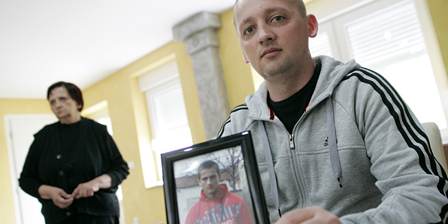 Zupanja, 060513.Obitelj Marka Azapovica, preminulog 18-godisnjaka za kojeg se smatra da je preminuo zbog premlacivanja u policijskoj postaji.Na fotografiji: Ana i Vjekomir, majka i brat preminulog 18-godisnjaka Marka Azapovic iz Zupanje za kojeg obitelj sumnja da je preminuo od posljedica premlacivanja u policijskoj postaji.Foto: Emica Elvedji / CROPIX