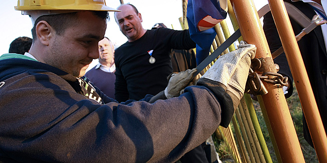 Zagreb, 160312.Peti dan strajka radnika tvornice Dioki.Radnici od srijede blokiraju zeljzeznicku prugu, odnosno industrijski kolosijek na kojem se nalazi 36 cisterni sa OMV-ovom naftom koja ceka na pretovar u Janafove spremnike. Danas poslijepodne su angazirani zastitari kako bi osposobili za promet industrijski kolosijek.Foto: Ronald Gorsic / CROPIX 