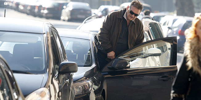 Varazdin, 040313.U iscekivanju presude Vrhovnog suda zbog prometne nesrece u Madjarskoj u kojoj je skrivio smrt dvije osobe, Radimir Cacic zivi u Varazdinu. Povremeno odlazi na fitness u Coning centar u centru grada, a tom prilikom koristi Renault Latitude zagrebackih registracija.Na fotografiji: Radimir Cacic ulazi u automobil.Foto: Zeljko Hajdinjak / CROPIX