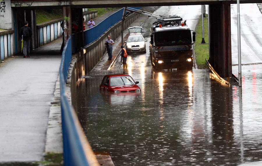 Osijek, 110513.Olujno nevrijeme praceno velikom kisom u poslije podnevnim satima pogodilo je Osijek. Podvoznjaci su se napunili vodom a vjetar je lomio stabla u parkovima. Na fotografiji: Automobil ostao zarobljen u podvoznjaku u Trpimirovoj ulici.Foto: Emica Elvedji / CROPIX