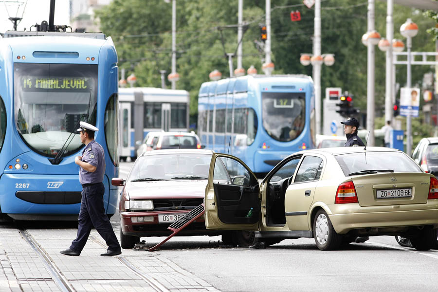 Zagreb,120513.Savska ulicaSudar vozaca dva osobna vozila Volkswagen Passata i Opel Astre, jedan od vozaca je preminuo ali ne od posljedica prometne vec najvjerojatnije zbog zdravstvenog stanja. Za vrijeme trajanja ocevida promet u smjeru sjevera je bio otezan.Foto: Ranko Suvar / CROPIX