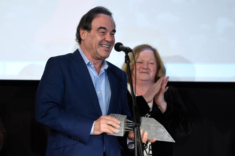Zagreb, 120513.Varsavska ulica.Kino Europa.Ceremonija dodjele nagrada 6. Subversive Film Festivala na kojem je ministrica kulture Andrea Zlatar je urucila nagradu za zivotno djelo Oliveru Stoneu.Nakon ceremonije je organiziran okrugli stol na temu o SAD-u s gostima Tariq Ali i Oliver Stone.Na fotografiji: Oliver Stone prima nagradu od Andree Zlatar.Foto: Goran Mehkek / CROPIX