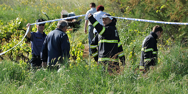 Zaton, Zadar, 130513Danas je tijekom rada u polju nedaleko Nina smrtno stradao 69-godisnjak iz Zatona. Prema policijskim informacijama, muskarac je stradao od ozljeda zadobivenih od ostrica motokultivatora kojim je obradjivao vinograd.Na fotografiji: policijski ocevid na mjestu nesreceFoto: Luka Gerlanc / CROPIX