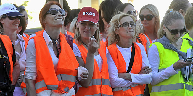 Zagreb, 140513.Uprava Croatia Airlinesa u Buzinu. Sindikati pilota i kabinskog osoblja zapoceli su jutros strajk u hrvatskom nacionalnom avio-prijevozniku Croatia Airlinesu. Vecina letova je otkazana. Na slici: strajkasi ispred zgrade Uprave.Foto: Srdjan Vrancic / CROPIX