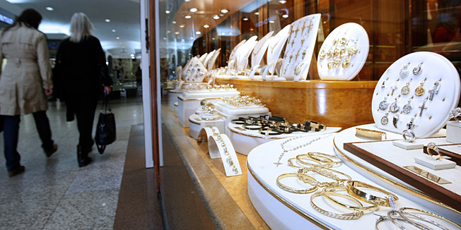 Zagreb, 240513.Trg kralja Tomislava, Importanne.Zlatarna Aurum u Importanne centru. Zena stara oko 50-tak godina prijeteci pistoljem ukrala je zlatninu vrijednu 30000kn.Foto: Ranko Suvar / CROPIX