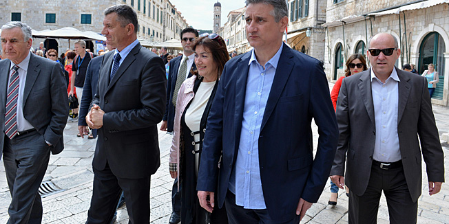 Dubrovnik, 240513.Izaslanstvo HDZ-a predvodjeno predsjednikom stranke Tomislavom Karamarkom u posjeti Dubrovniku.Na fotografiji: Tomislav Karamarko sa  celnim ljudima stranke na Stradunu.Foto: Tonci Plazibat / CROPIX