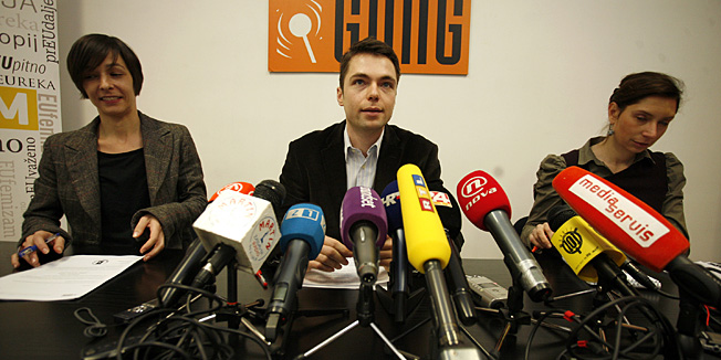 Zagreb, 050112.Trg Bana Jelcica.Nevladina udruga Gong odrzala je tiskovnu konferenciju povodom analize teksta i diskursa propagandnih televizijskih spotova Vlade RH za ulazak Hrvatske u EU 2011.Na slici: Jelena Berkovic, Zlatan Krajna i Marina Skrabalo.Foto: Damjan Tadic / CROPIX