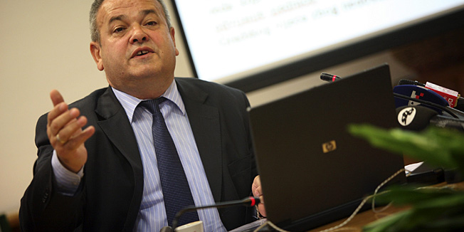 Slavonski Brod, 261010.Gradska uprava kao i gradonacelnik Mirko Duspara s ogorcenjem i nevjericom docekali su odluku ministarstva Uprave o ponistenju vlastite odluke o legitimnosti 12. sjednice Gradskog vijeca jos iz mjeseca lipnja. Duspara je najavio izvjestaje Europskoj komisiji kao i kaznene prijave.Na slici gradonacelnik Mirko Duspara.Foto: Danijel Soldo / CROPIX