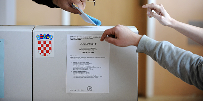 Sibenik, 020613.Lokalni izbori 2013.Gradjani glasuju za gradonacelnika Sibenika izmedju Ante Zupanovica (SDP), Zeljka Burica (HDZ) i zupana Goran Pauka (HDZ) i Anite Bare (SDP), u drugom krugu lokalnih izbora. Foto: Niksa Stipanicev / CROPIX