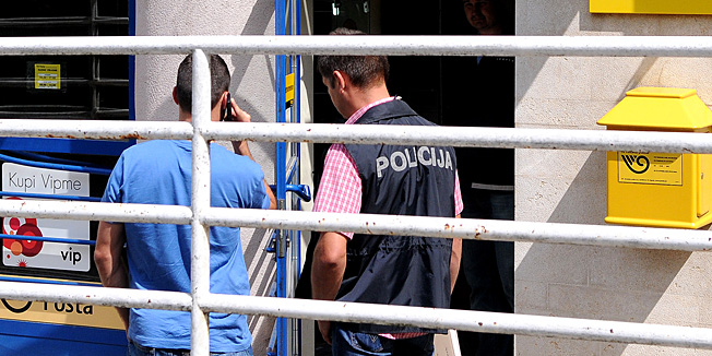 Karlovac, 030613.Oko 14 sati maskirani pocinitelj uz prijetnju oruzjem opljackao je poslovnicu poste u gradskoj cetvrti Dubovac u Karlovcu. Kako je obavijestila policija, nema ozlijedjenih.Na fotografiji: Policija ispred poste.Foto: Robert Fajt / CROPIX