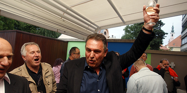 Varaazdin, 020613. Lokalni izbori 2013, drugi krug.Izborni stozer HNS-a, prema prvim rezultatima novi gradonacelnik Varazdina je Goran Habus, a zupan Predrag Stromar.Na fotografiji: Radimir Cacic nakon sto je primio vijest da je i HNS dobio zupana i Bjelovarsko - bilogorskoj zupanijiFoto: Zeljko Hajdinjak / CROPIX