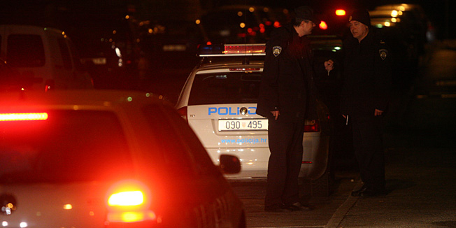 Rijeka, 280313.U fizickom obracunu koji se dogodio oko 15:30 sati u ulici Andree Benussija kod kucnog broja 2 smrtno je stradao 29-godisnjak. Policija intenzivno traga za muskarcem koji mu je zadao smrtonosni ubod nozem. Na fotografiji: policija na mjestu dogadjaja.Foto: Tea Cimas / CROPIX