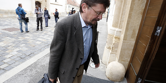 Zagreb, 310513.Banski dvori.Celnici sindikata javnih i drzavnih sluzbi dolaze na sastanak mirenja s ministrom Mirandom Mrsicem u Vladi. Povod sastanka je generalni strajk koji su sindikati najavili za 05. lipnja. Sastanak nije otvoren za medije. Na fotografiji: Vilim Ribic.Foto: Damjan Tadic / CROPIX