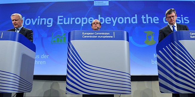 EU commissioner Economic and Monetary Affairs Olli Rehn (L), EU commissioner Taxation and Customs Union, Audit and Anti-Fraud Algirdas Semeta  (C) and EU commissioner for Employment, Social Affairs and Inclusion Laszlo Andor (R) give a joint press conference on May 29,2013 at the EU Headquarters in Brussels.The European Commission on Wednesday gave major economies France and Spain extra time to trim their deficits as it laid down economic targets for EU nations that desperately need growth and jobs in the fallout from the debt crisis.  AFP PHOTO / GEORGES GOBET