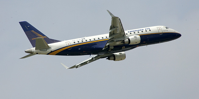(FILES) A Brazilian Embraer 175 flies during its flying display on June 16, 2005 at the 46th International Paris Air Show 16 June 2005.  SkyWest, Inc. announced on May 25, 2013 it has struck an agreement with Brazil's Embraer for the purchase of 100 new E175 jet aircraft, with 40 considered firm deliveries.    AFP PHOTO/PIERRE VERDY