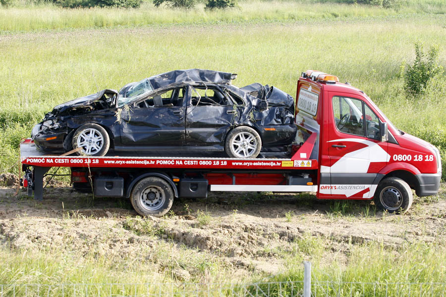 Varazdin, 080613.Na 43. kilometru autoceste A4 Gorican - Zagreb doslo je do prometne nesrece u kojoj je stradalo troje madjarskih drzavljana. Automobil je sletio van kolnika, te je preletio preko zastitne ograde.Foto: Zeljko Hajdinjak / CROPIX